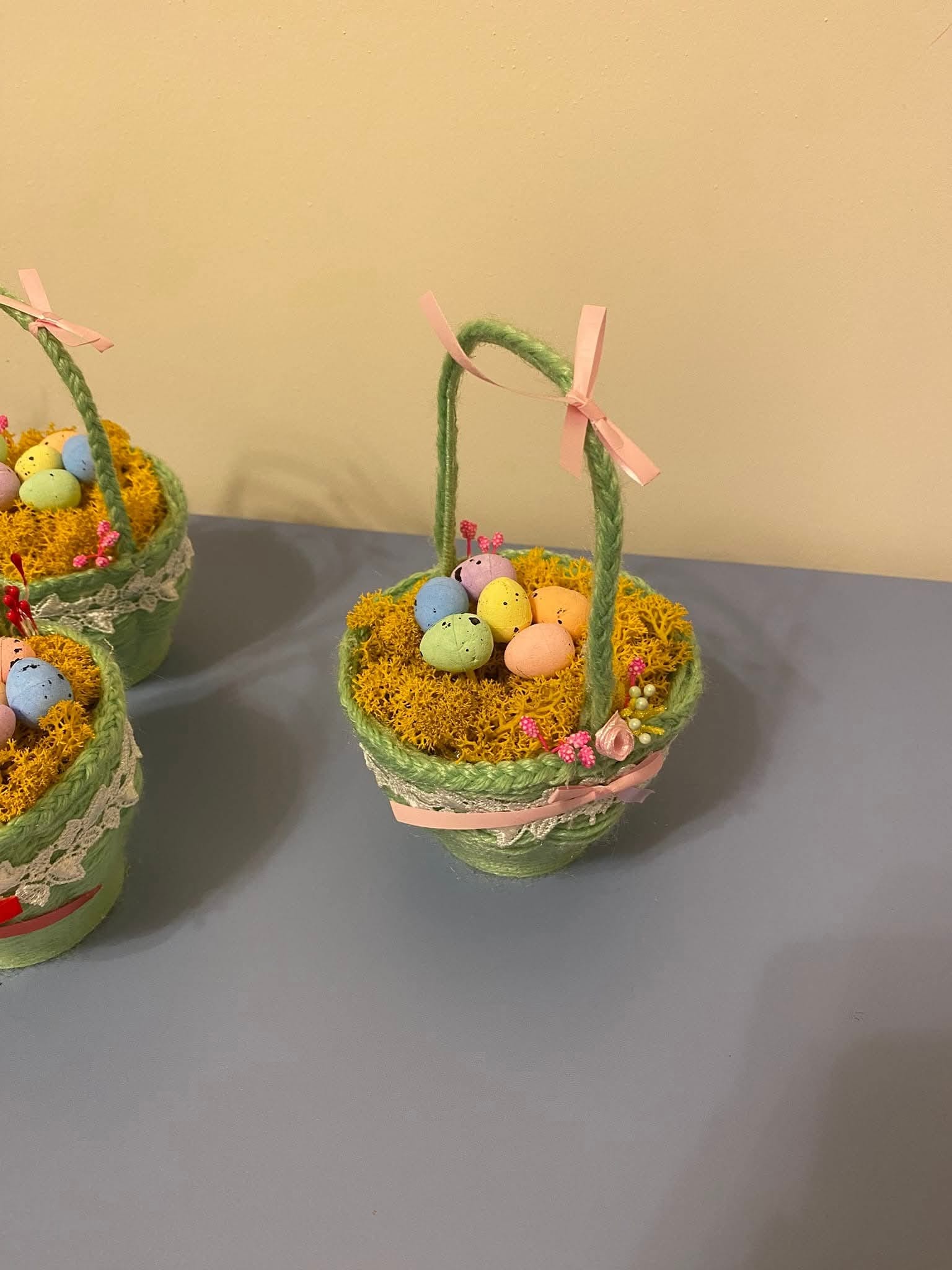 Кошничка с великденска украса